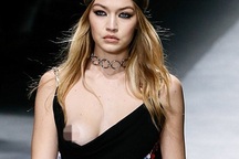 Siêu mẫu 9X bị lộ hàng trong show diễn của Versace