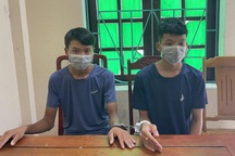 Hai đối tượng khai lý do bịt mồm, trói chân bé trai 8 tuổi để ở nhà hoang