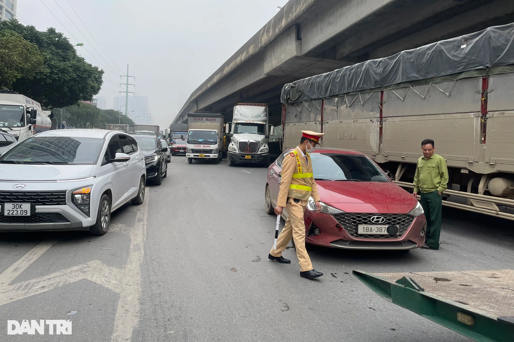 Hà Nội: Hai ô tô va chạm trước lối lên Vành đai 3, giao thông ùn ứ cục bộ - 4 Hà Nội: Hai ô tô va chạm trước lối lên Vành đai 3, giao thông ùn ứ cục bộ - 4
