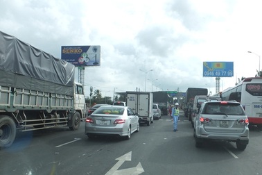 Nhiều tài xế đưa tiền ướt, tiền lẻ mua vé qua trạm thu phí