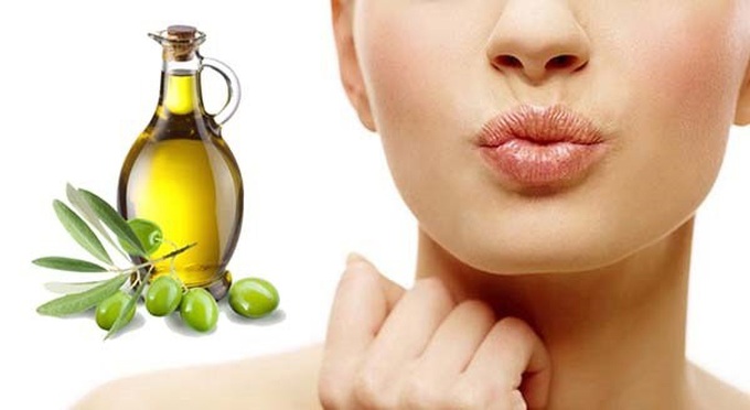 Thoa dầu ô liu lên môi vào buổi tối trước khi đi ngủ, để qua đêm, sáng dậy rửa sạch lại.