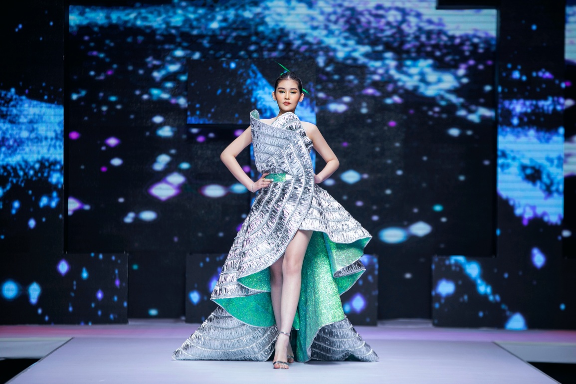 Hoa hậu Lê Âu Ngân Anh duyên dáng trình diễn thời trang - 2 Hoa hậu Lê Âu Ngân Anh duyên dáng trình diễn thời trang - 2