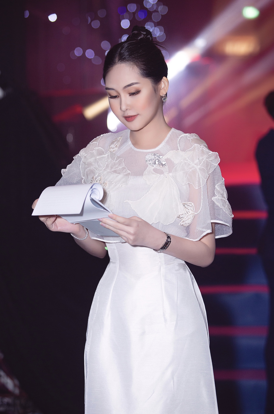 Ngân Anh tự tin làm MC tiếng Anh - 1 Ngân Anh tự tin làm MC tiếng Anh - 1