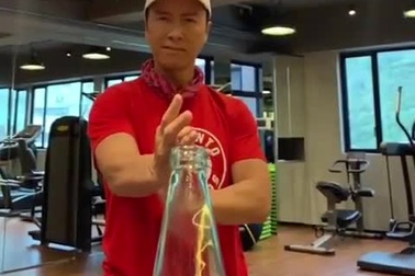 "Diệp vấn" Chân Tử Đan bịt mắt hoàn thành thử thách đá bay nắp chai