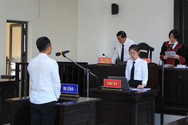 Tài xế "chở" nhân viên an ninh sân bay trên nắp capo nhận 9 tháng tù