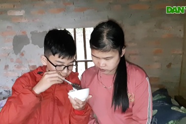 Cuộc sống bĩ cực của hai mẹ con bị mù lòa.