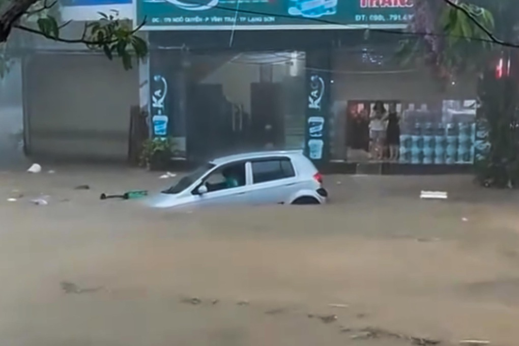 TP Lạng Sơn mênh mông nước, ô tô trôi trên đường - 1 TP Lạng Sơn mênh mông nước, ô tô “trôi” trên đường