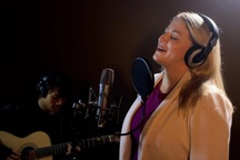 Tùy viên văn hóa Mỹ hát "Bụi phấn" chúc mừng Ngày Nhà giáo Việt Nam