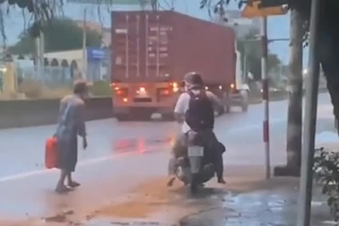 Thầy giáo tặng dép cho người đàn ông đi bộ về quê