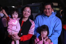 Công nhân vật vã di chuyển 10 giờ trên đường về thủ đô