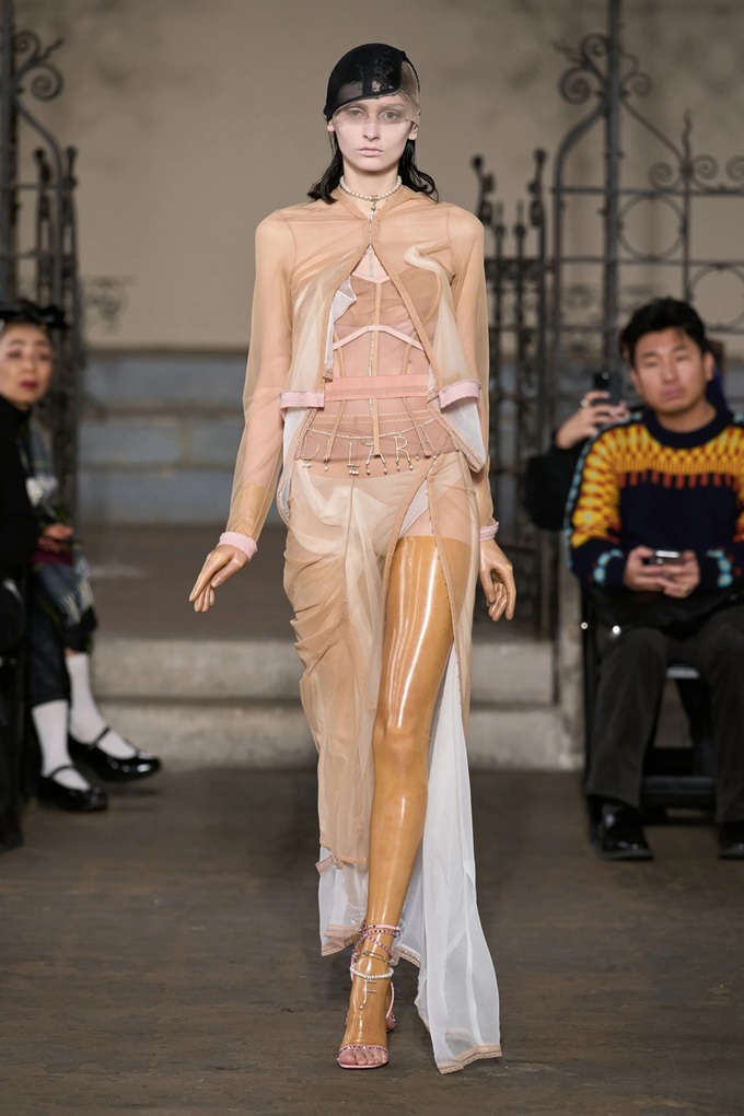 Người mẫu cởi đồ khi catwalk ở Tuần lễ Thời trang London - 15