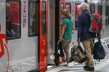 Người dân châu Âu du lịch nước ngoài đổ xô về nước tránh lệnh cách ly