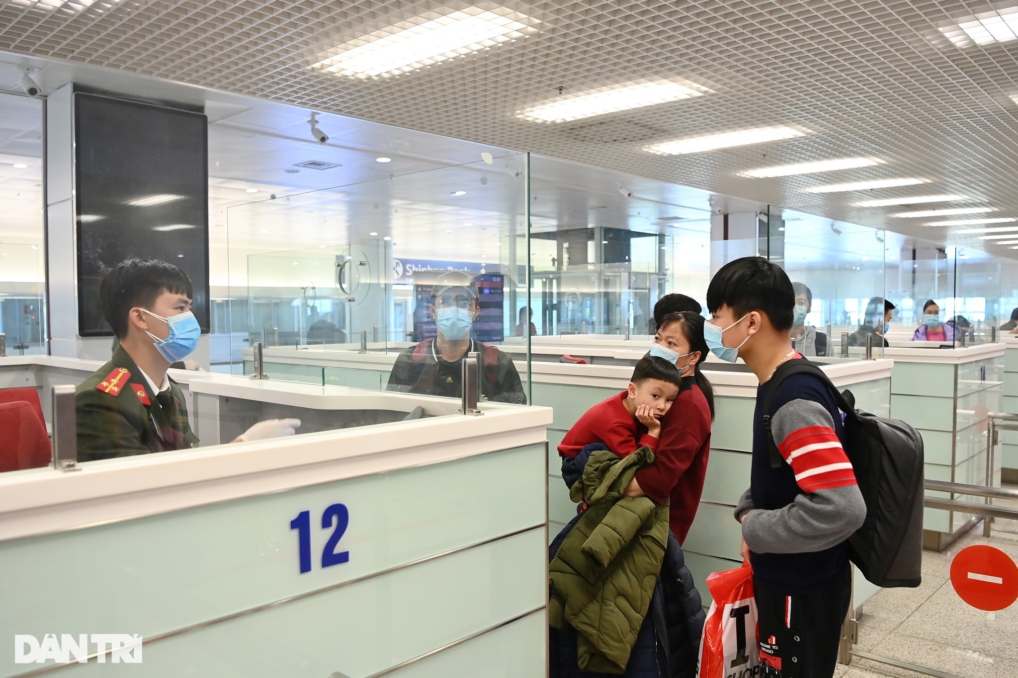 Gương mặt trẻ thơ, cái ôm tràn nước mắt trong chuyến bay giải cứu đầu tiên - 6 Gương mặt trẻ thơ, cái ôm tràn nước mắt trong chuyến bay giải cứu đầu tiên - 6