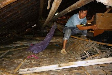 Gần 200 ngôi nhà sập và tốc mái vì lốc xoáy