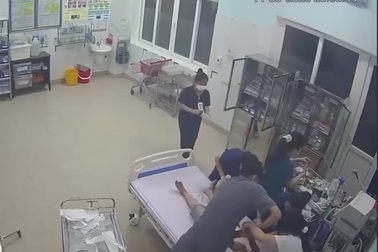 Các bác sĩ nỗ lực cứu mạng người đàn ông ngưng tim, ngưng thở