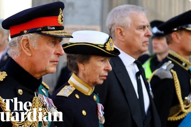 Đoàn rước linh cữu Nữ hoàng Elizabeth II trên đường phố Scotland