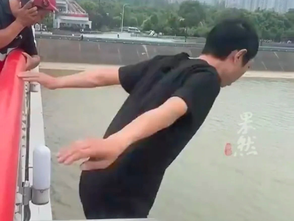 Chàng trai nhảy 12m xuống sông cứu người từ chối nhận tiền thưởng - 1 Chàng trai nhảy 12m xuống sông cứu người từ chối nhận tiền thưởng - 1