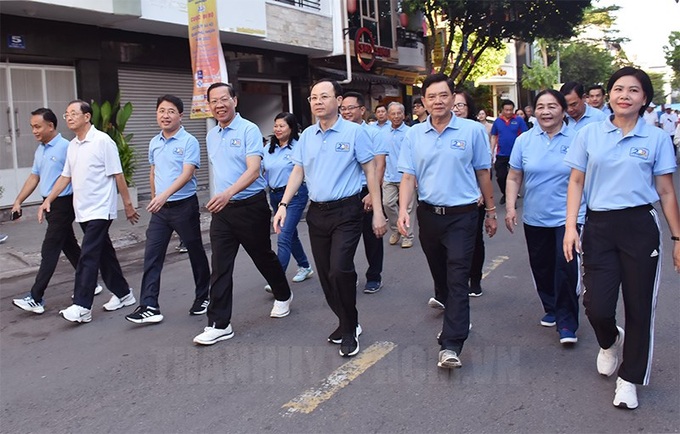 Chủ tịch UBND TP Phan Văn Mãi, Phó Bí thư Thành ủy TPHCM Nguyễn Văn Hiếu, Bí thư Quận ủy Quận Phú Nhuận Phạm Hồng Sơn cùng các đại biểu tham gia cuộc đi bộ.