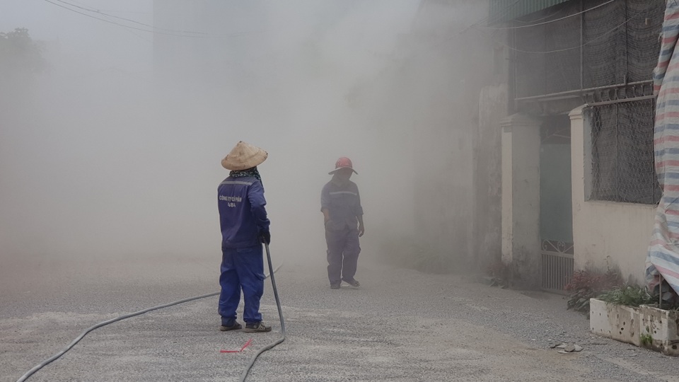 Hàng trăm hộ dân nghẹt thở trong lớp bụi dày đặc khổng lồ - 1 Hàng trăm hộ dân nghẹt thở trong lớp bụi dày đặc khổng lồ - 1