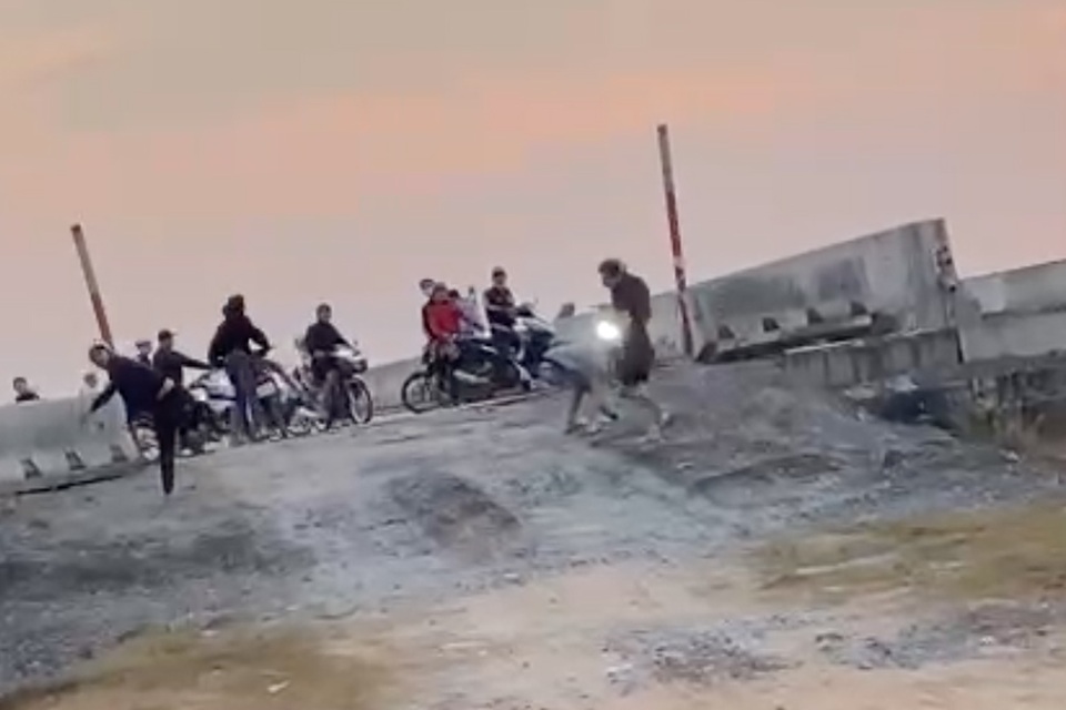 Nhóm đua xe ném đá vào CSGT ở Sài Gòn - 1 Nhóm đua xe ném đá vào CSGT ở Sài Gòn - 1