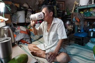 Mẹ con chia lìa, cụ ông thở dốc vì phòng trọ như "chảo lửa"
