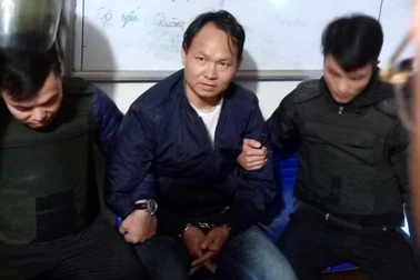 Kẻ vận chuyển ma túy, dùng súng chống trả công an bị bắt khi trốn ở núi đá