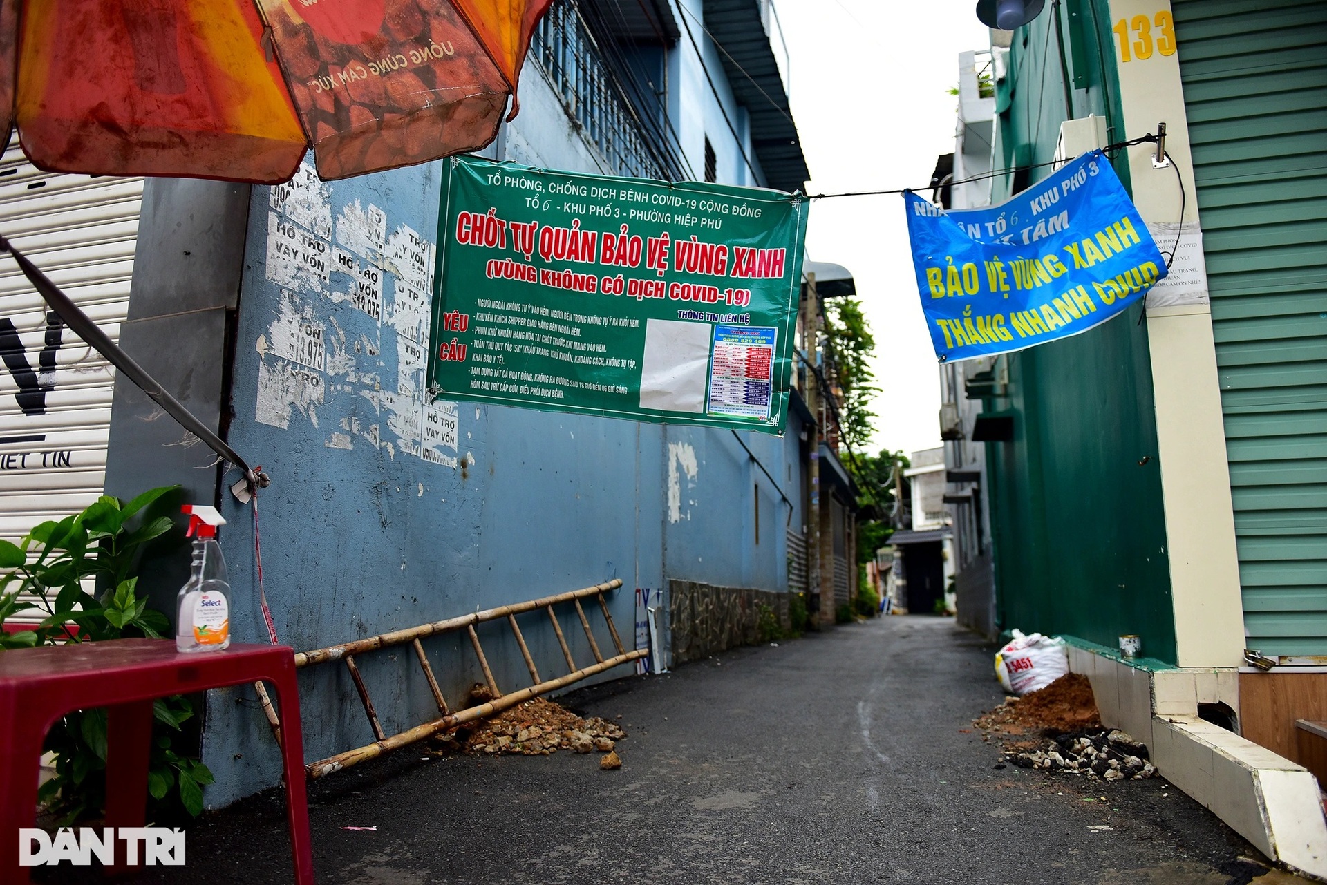 Nhiều chốt chặn ở TPHCM chưa được tháo dỡ, người dân phải chui rào thép gai - 13