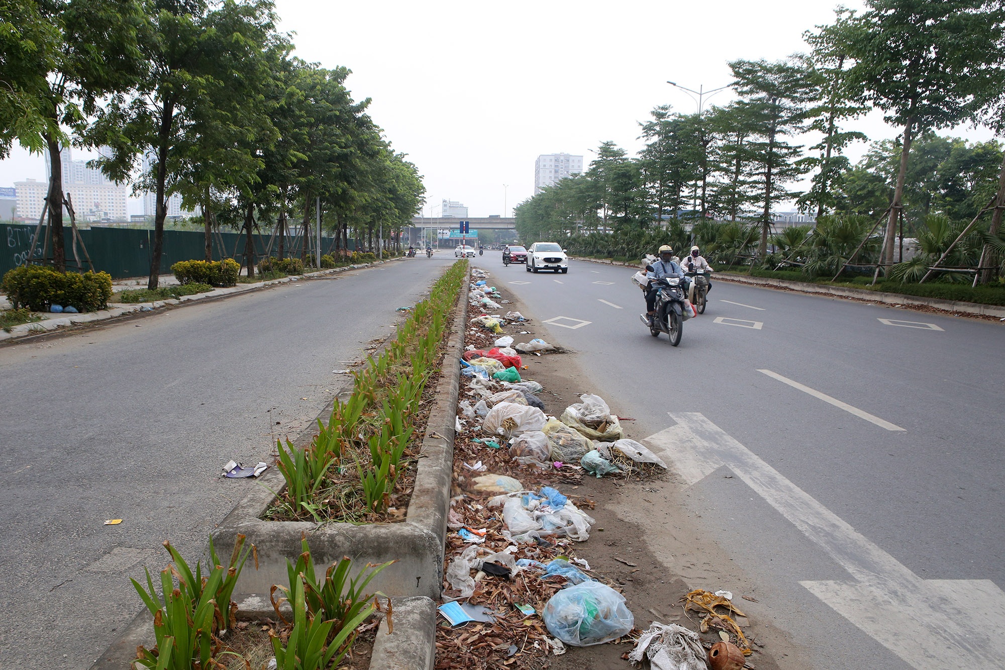 Rác ngổn ngang dọc tuyến đường nghìn tỷ giữa trung tâm Hà Nội - 15 Rác ngổn ngang dọc tuyến đường nghìn tỷ giữa trung tâm Hà Nội - 15