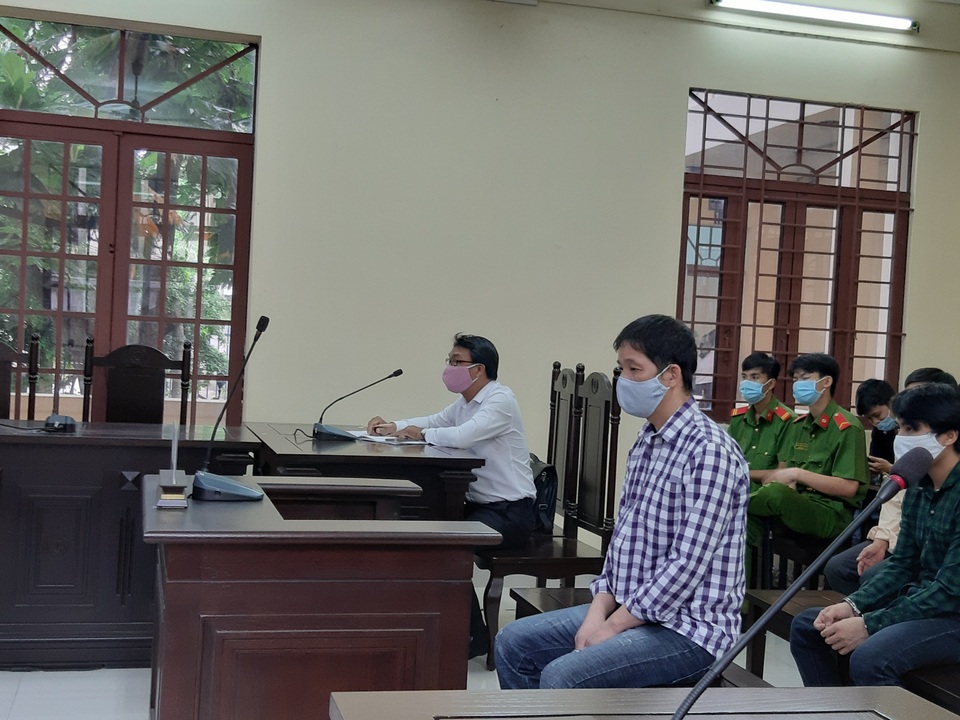 Vụ bé gái bị cha dượng hành hạ: Bị cáo nghĩ sao nếu mình bị châm thuốc lá? - 4 Vụ bé gái bị cha dượng hành hạ: Bị cáo nghĩ sao nếu mình bị châm thuốc lá? - 4