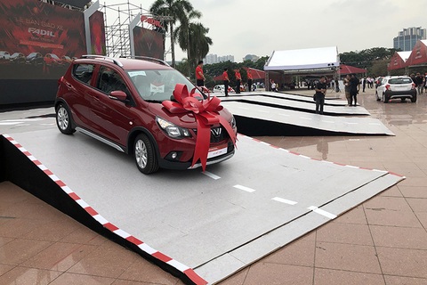 VinFast Fadil chính thức đến tay người tiêu dùng, phí trước bạ tính theo giá bán nào?