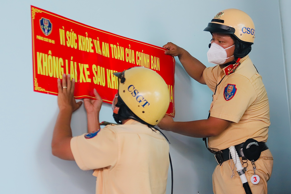 CSGT đề nghị chủ quán nhậu báo tin khách lái xe khi uống rượu, bia - 2 CSGT đề nghị chủ quán nhậu báo tin khách lái xe khi uống rượu, bia - 2