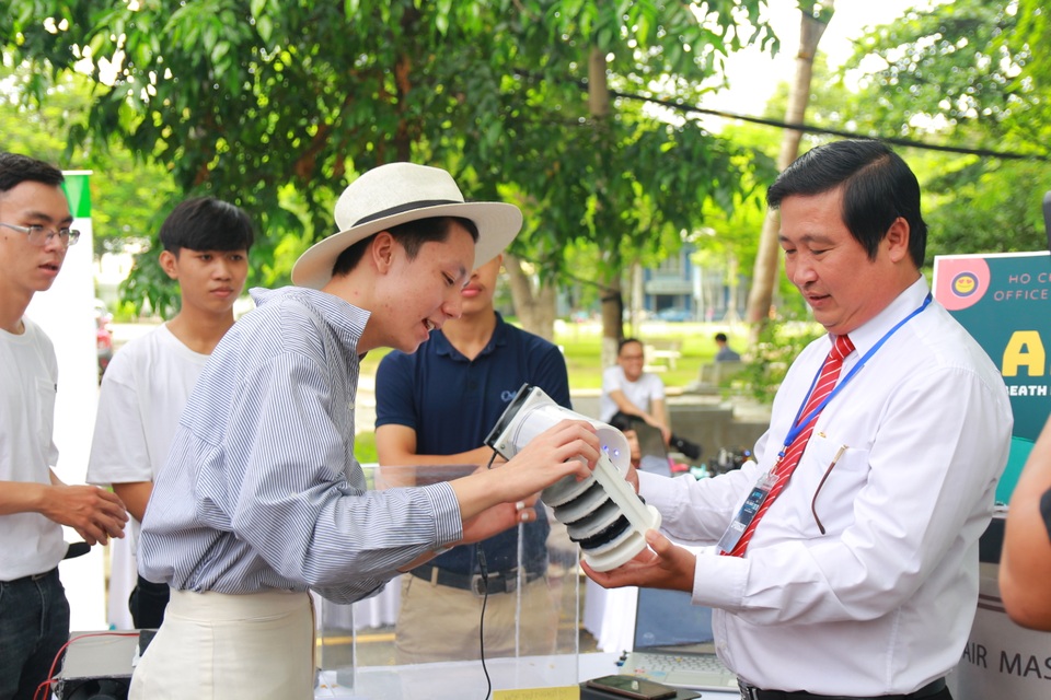 Chế máy lọc không khí cho xe buýt giành giải Nhất cuộc thi sáng tạo SV - 3 Chế máy lọc không khí cho xe buýt giành giải Nhất cuộc thi sáng tạo SV - 3