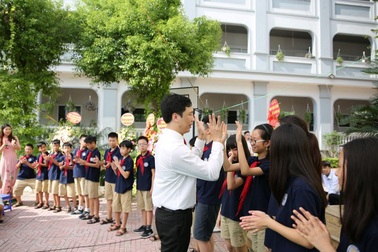 Màn chào hỏi ấn tượng của thầy Hiệu trưởng với học sinh lớp 1 và lớp 6