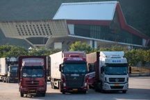 Mỗi xe hàng chỉ mất vài phút để thông quan tại cửa khẩu Hữu Nghị