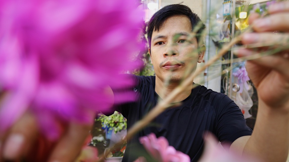 Vợ chồng khuyết tật mở tiệm hoa, thu về chục triệu đồng mỗi tháng - 7 Vợ chồng khuyết tật mở tiệm hoa, thu về chục triệu đồng mỗi tháng - 7