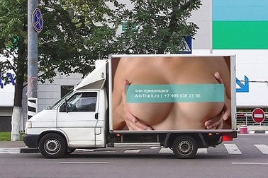 Quảng cáo “gợi cảm” là nguyên nhân của... 500 vụ va chạm xe hơi