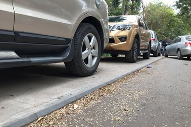 Vỉa hè Hà Nội lát đá "bền trăm năm" để... đỗ ô tô cho chắc chắn?