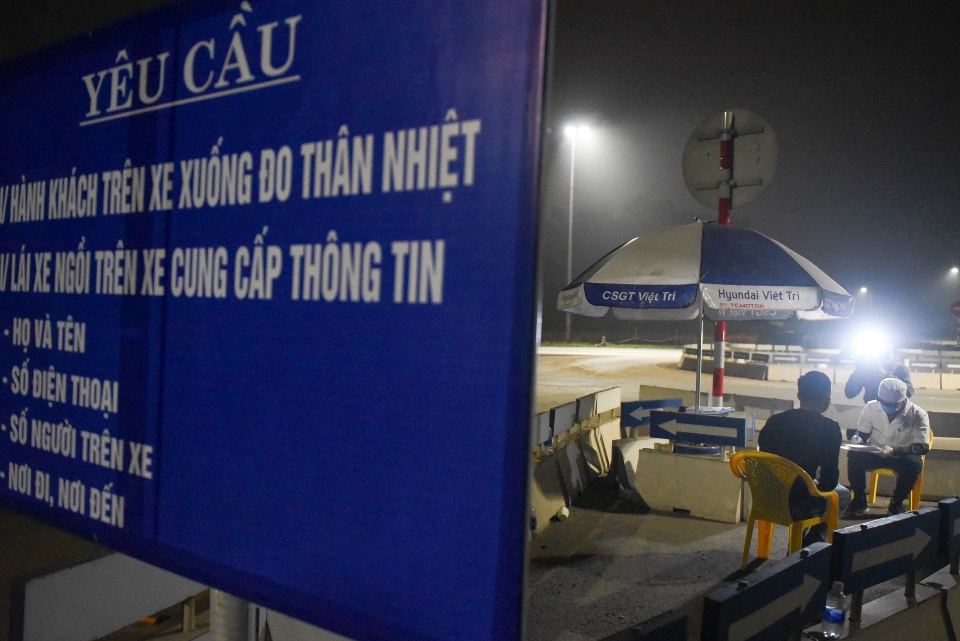 Trắng đêm đo thân nhiệt tại cửa ngõ Phú Thọ tiếp giáp Hà Nội - 8 Trắng đêm đo thân nhiệt tại cửa ngõ Phú Thọ tiếp giáp Hà Nội - 8