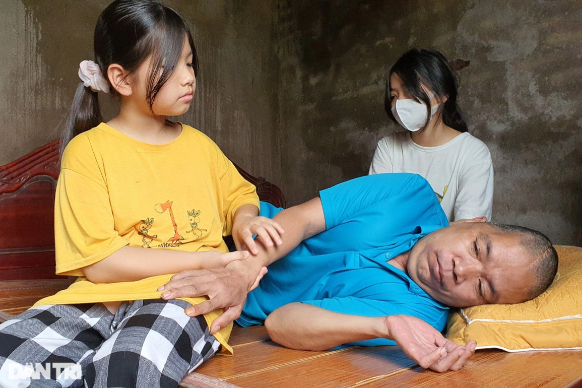 Bố ngã giàn giáo nằm liệt giường, 3 con thơ nguy cơ bỏ học giữa chừng - 3 Bố ngã giàn giáo nằm liệt giường, 3 con thơ nguy cơ bỏ học giữa chừng - 3
