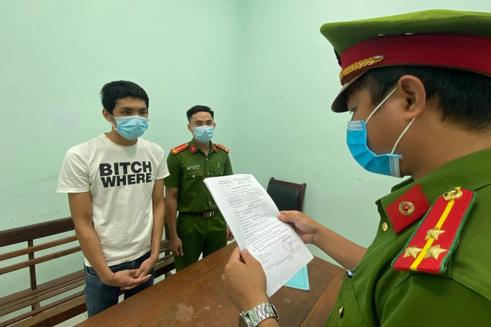 Bắt tạm giam đối tượng uống rượu bia rồi chống người thi hành công vụ - 1 Bắt tạm giam đối tượng uống rượu bia rồi chống người thi hành công vụ - 1