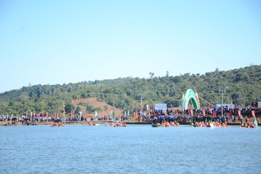 Hàng ngàn người cổ vũ đua thuyền trên… núi