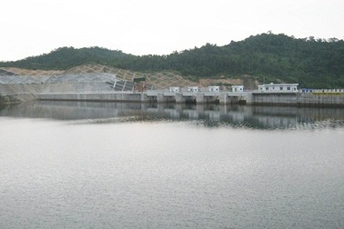 Tìm thấy thi thể 2 công nhân bị lật thuyền giữa lòng hồ thủy điện