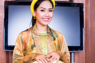 Nguyễn Thị Loan duyên dáng áo tứ thân tại Anh