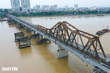 "Ổ gà" chắp vá trên cây cầu Long Biên 120 năm tuổi ở Hà Nội