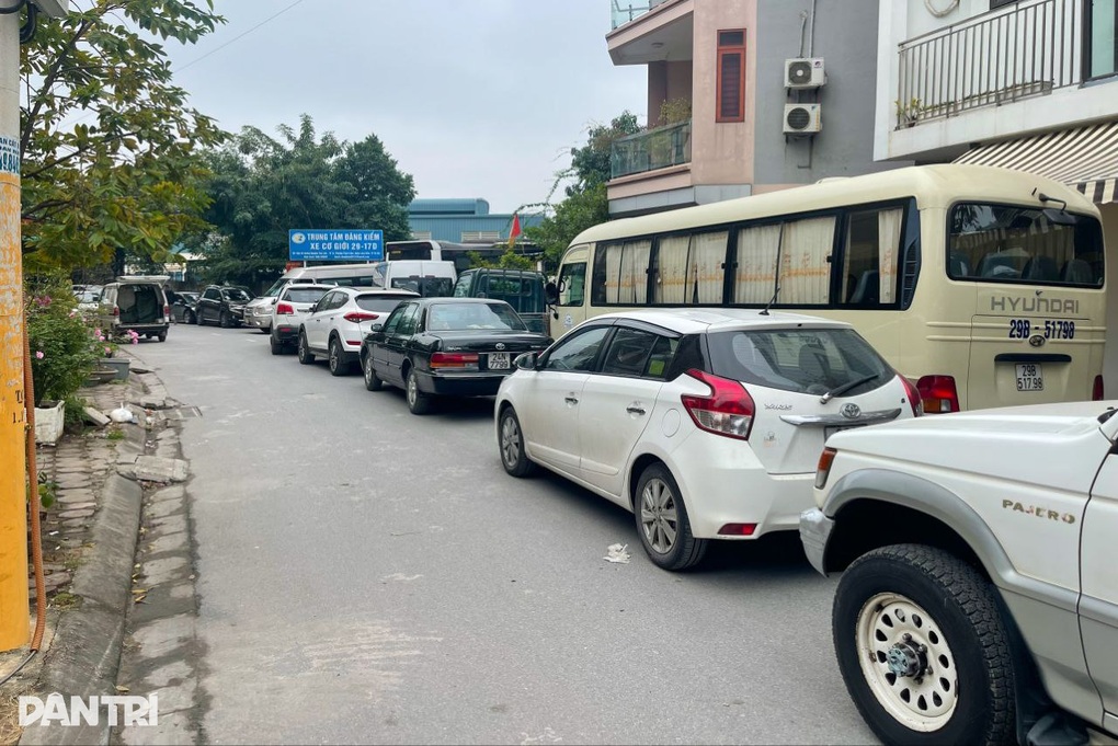 Người dân Hà Nội trắng đêm xếp hàng chờ đăng kiểm - 7 Người dân Hà Nội trắng đêm xếp hàng chờ đăng kiểm - 7