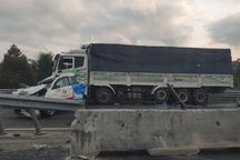 Vụ taxi va chạm xe tải trên cao tốc ở Tiền Giang: 2 người thương vong