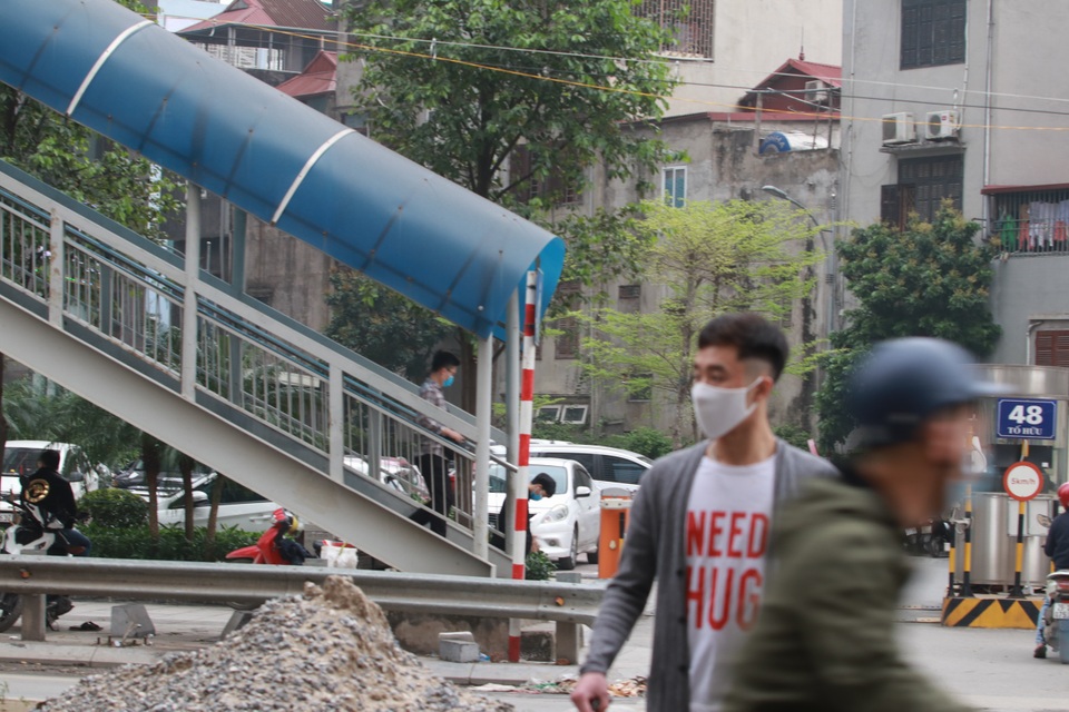 Người đi bộ né cầu vượt sang đường: thiếu văn minh hay văn hóa tiện? - 6 Người đi bộ né cầu vượt sang đường: thiếu văn minh hay văn hóa tiện? - 6
