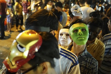 Giới trẻ Hà Nội chen chân đi chơi chợ trung thu