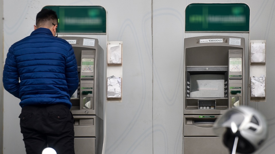Hà Nội: Cây ATM thiếu nước rửa tay, người dân lo ngại lây lan dịch - 3 Hà Nội: Cây ATM thiếu nước rửa tay, người dân lo ngại lây lan dịch - 3