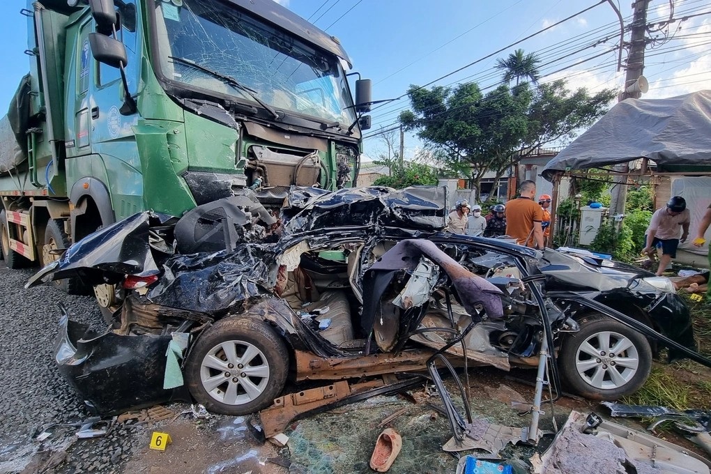 Hoãn xử tài xế gây tai nạn khiến 3 thành viên Câu lạc bộ HAGL tử vong - 2 Hoãn xử tài xế gây tai nạn khiến 3 thành viên Câu lạc bộ HAGL tử vong - 2